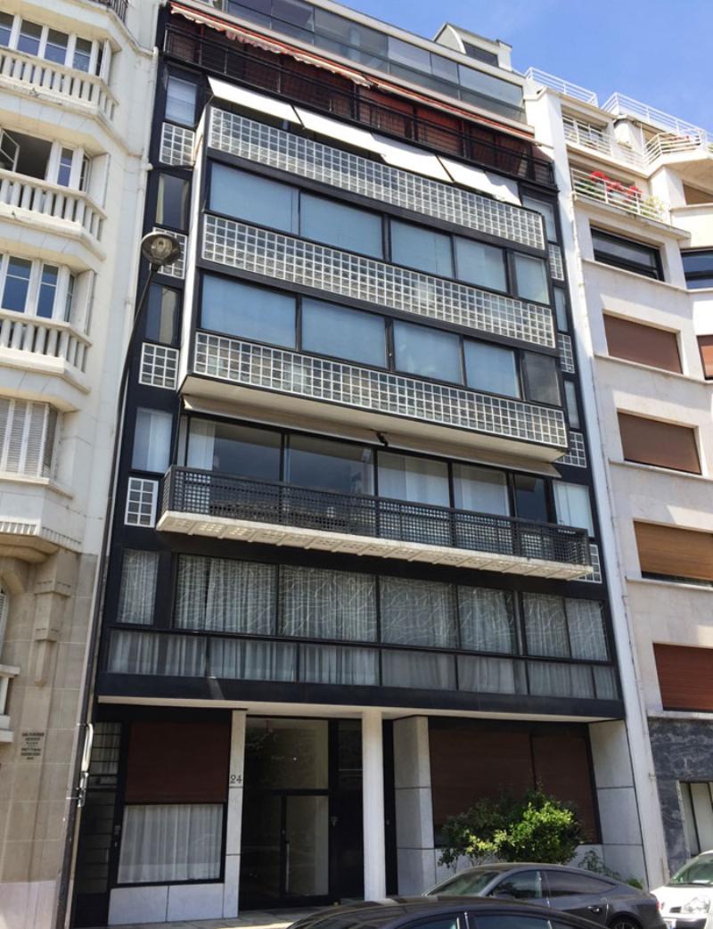 Maison Ozenfant de Le Corbusier, façade moderne dans rue parisienne